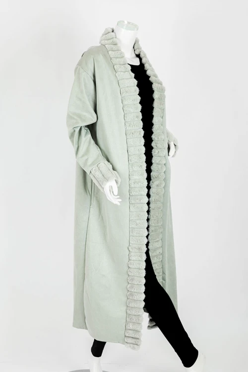 فروة نسائية شتوية طويلة لون تفاحي مزينة بالفرو في الأطراف