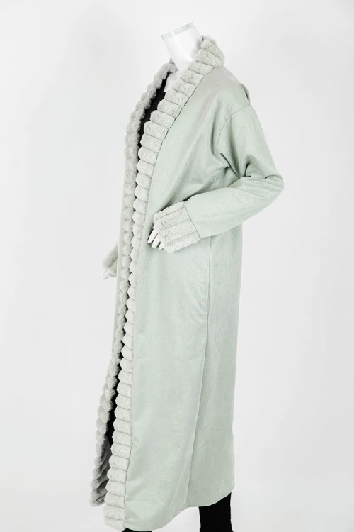 فروة نسائية شتوية طويلة لون تفاحي مزينة بالفرو في الأطراف