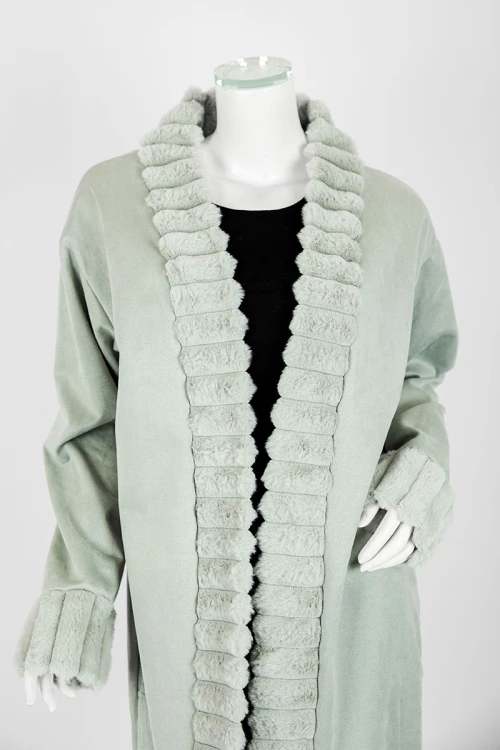 فروة نسائية شتوية طويلة لون تفاحي مزينة بالفرو في الأطراف