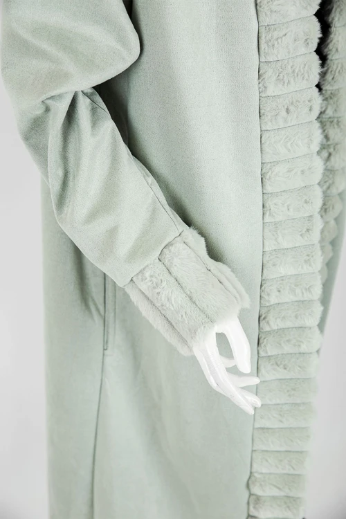 فروة نسائية شتوية طويلة لون تفاحي مزينة بالفرو في الأطراف