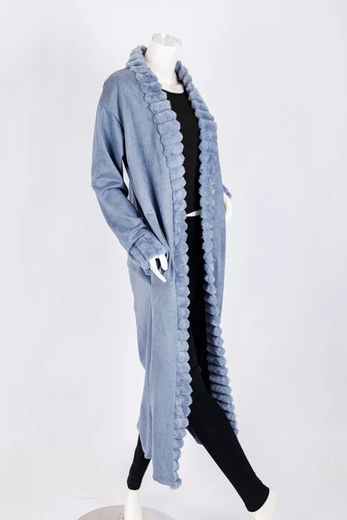 فروة نسائية شتوية طويلة لون سماوي مزينة بالفرو في الأطراف