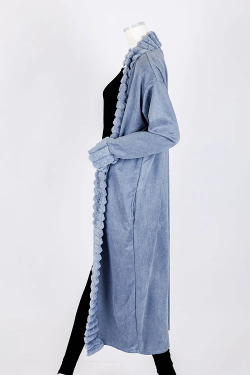 فروة نسائية شتوية طويلة لون سماوي مزينة بالفرو في الأطراف