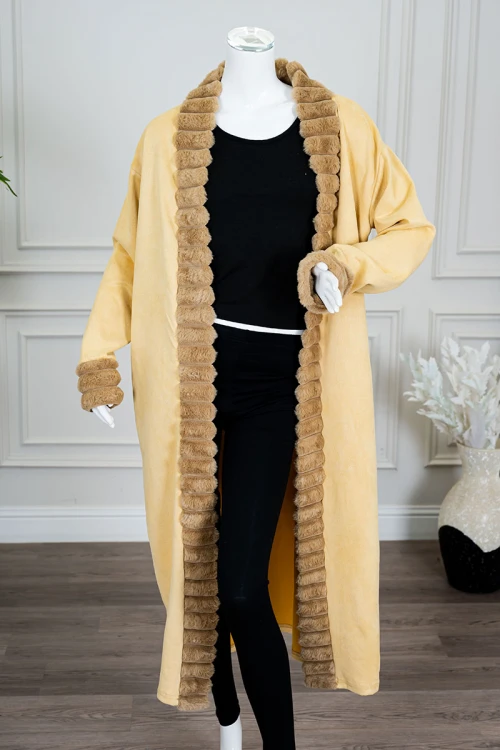 فروة نسائية شتوية طويلة لون سماوي مزينة بالفرو في الأطراف