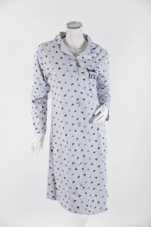 قميص نسائي شتوي ميدي لون رمادي فاتح مزين بالقلوب و كتابات ياقة مطوية بأزرار و أكمام طويلة 