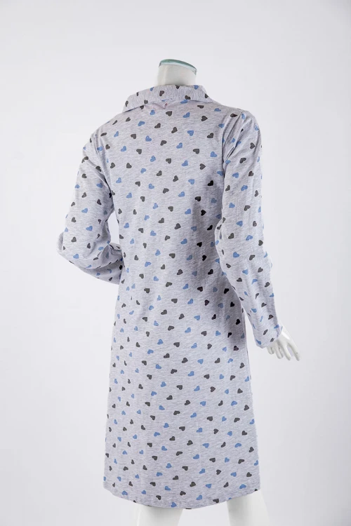 قميص نسائي شتوي ميدي لون رمادي فاتح مزين بالقلوب و كتابات ياقة مطوية بأزرار و أكمام طويلة