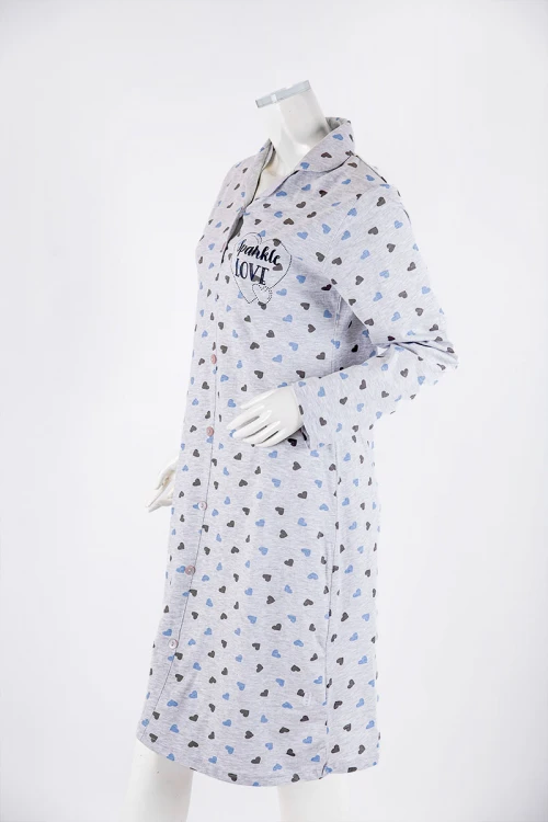 قميص نسائي شتوي ميدي لون رمادي فاتح مزين بالقلوب و كتابات ياقة مطوية بأزرار و أكمام طويلة