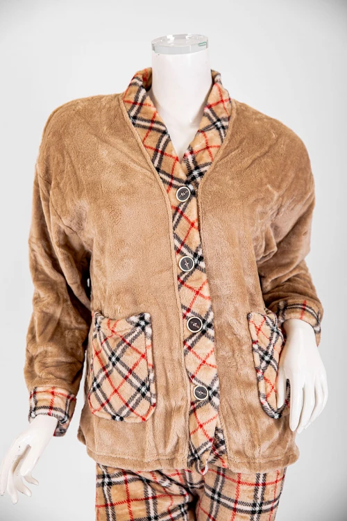 بجامة نسائية شتوية قطعتين لون بيج غامق و كاروهات بلوزة بجيوب و أزرار من الأمام و أكمام طويلة مع بنطلون طويل