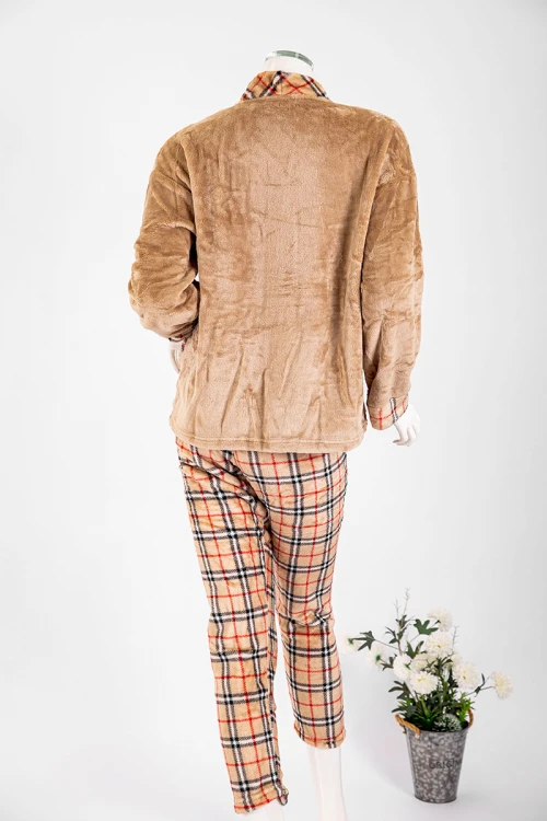 بجامة نسائية شتوية قطعتين لون بيج غامق و كاروهات بلوزة بجيوب و أزرار من الأمام و أكمام طويلة مع بنطلون طويل
