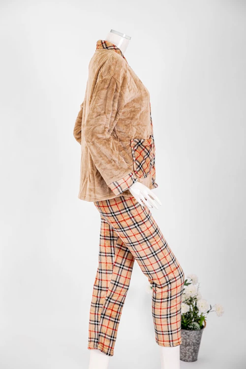 بجامة نسائية شتوية قطعتين لون بيج غامق و كاروهات بلوزة بجيوب و أزرار من الأمام و أكمام طويلة مع بنطلون طويل