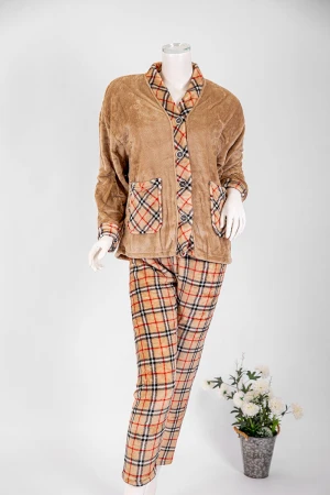 بجامة نسائية شتوية قطعتين لون بيج غامق و كاروهات بلوزة بجيوب و أزرار من الأمام و أكمام طويلة مع بنطلون طويل 