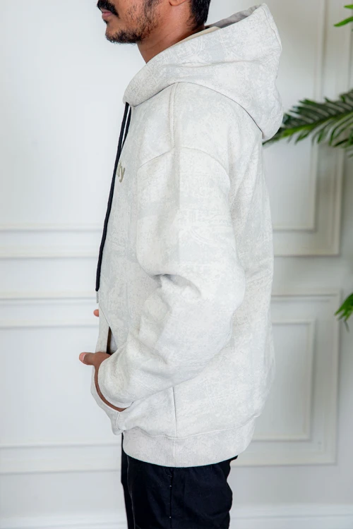 بلوفر رجالي شتوي لون بيج بنقوش باللون الرمادي قبعة متصلة برباط و أكمام طويلة مع جيب الكنغر