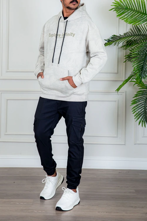 بلوفر رجالي شتوي لون بيج بنقوش باللون الرمادي قبعة متصلة برباط و أكمام طويلة مع جيب الكنغر