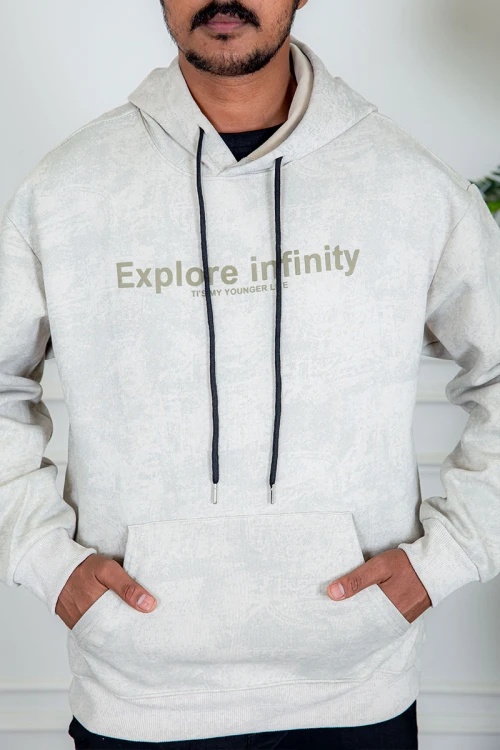 بلوفر رجالي شتوي لون بيج بنقوش باللون الرمادي قبعة متصلة برباط و أكمام طويلة مع جيب الكنغر