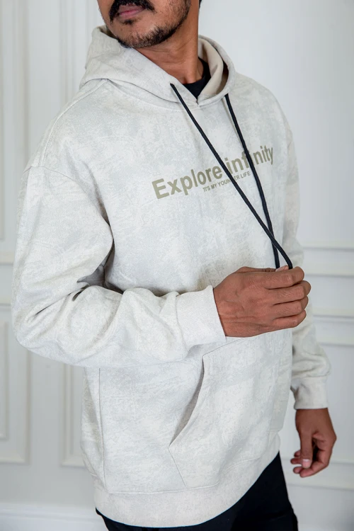 بلوفر رجالي شتوي لون بيج بنقوش باللون الرمادي قبعة متصلة برباط و أكمام طويلة مع جيب الكنغر