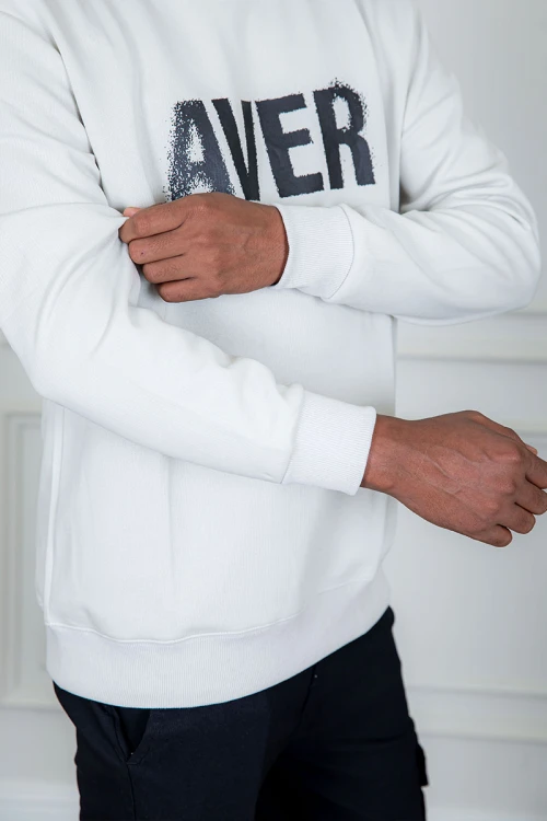 بلوفر رجالي شتوي بيج مزين بكتابات و بأكمام طويلة