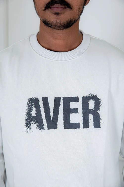 بلوفر رجالي شتوي بيج مزين بكتابات و بأكمام طويلة