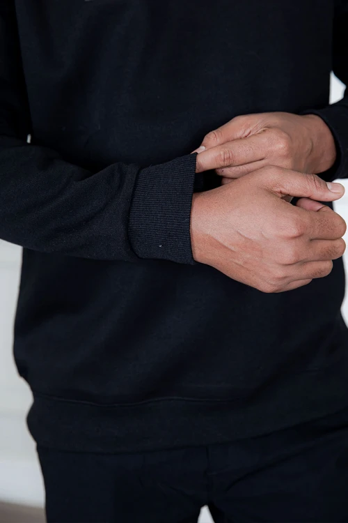 بلوفر رجالي شتوي أسود مزين بطبعات و كتابات و بأكمام طويلة