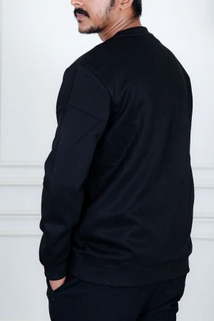 بلوفر رجالي شتوي أسود مزين بطبعات و كتابات و بأكمام طويلة 