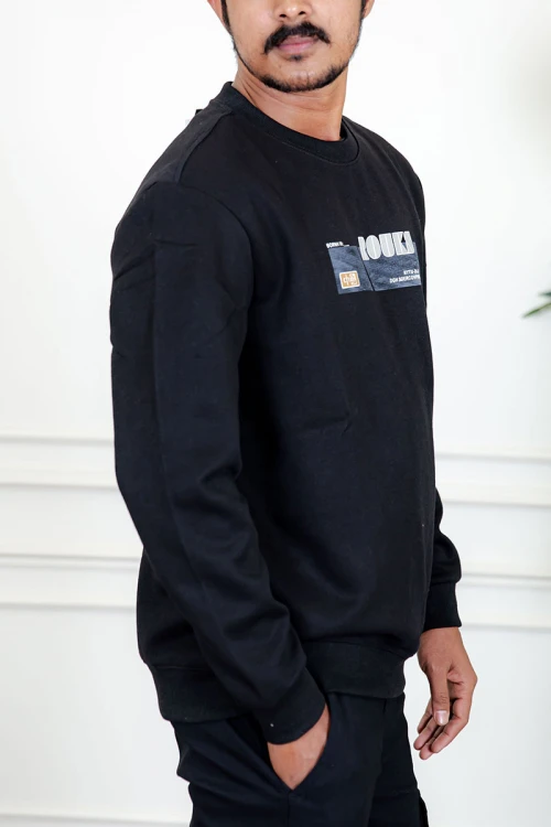 بلوفر رجالي شتوي أسود مزين بطبعات و كتابات و بأكمام طويلة