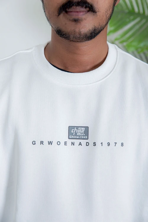 بلوفر رجالي شتوي أبيض مزين بطبعات و كتابات و بأكمام طويلة