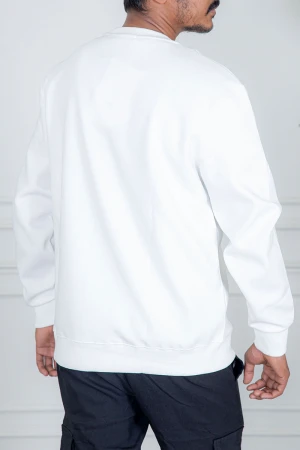 بلوفر رجالي شتوي أبيض مزين بطبعات و كتابات و بأكمام طويلة 