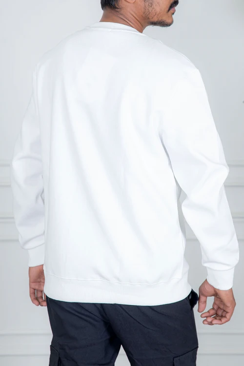 بلوفر رجالي شتوي أبيض مزين بطبعات و كتابات و بأكمام طويلة