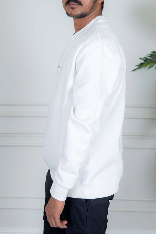 بلوفر رجالي شتوي أبيض مزين بطبعات و كتابات و بأكمام طويلة