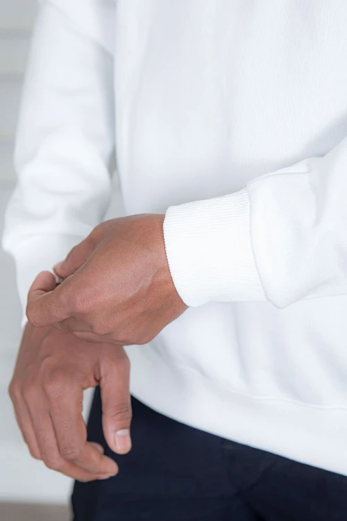 بلوفر رجالي شتوي أبيض مزين بطبعات و كتابات و بأكمام طويلة