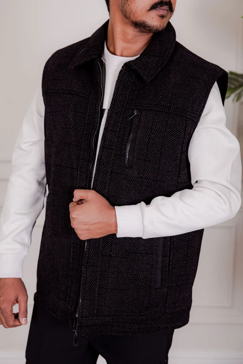 سديري رجالي لون أسود ياقة مطوية بجيوب و سحاب من الأمام