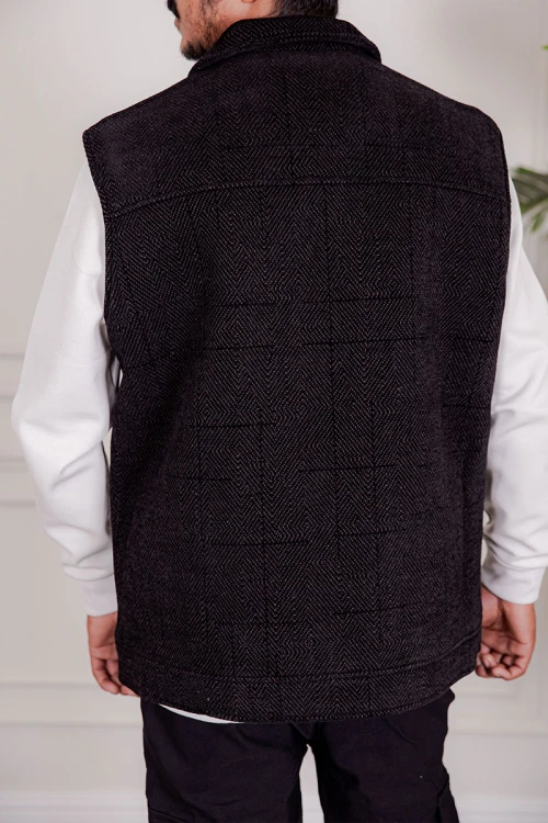 سديري رجالي لون أسود ياقة مطوية بجيوب و سحاب من الأمام