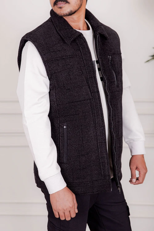 سديري رجالي لون أسود ياقة مطوية بجيوب و سحاب من الأمام