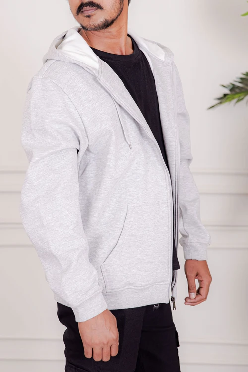 جاكت رجالي شتوي لون رمادي فاتح قبعة متصلة برباط و بسحاب من الأمام مع جيب الكنغر و بأكمام طويلة