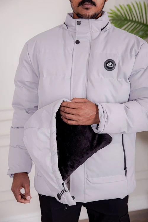 جاكيت رجالي شتوي منفوخ لون رمادي فاتح بقبعة رأس منفصلة قابلة للتركيب و أكمام طويلة و بجيوب وسحاب من الأمام