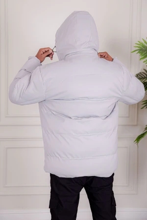 جاكيت رجالي شتوي منفوخ لون رمادي فاتح بقبعة رأس منفصلة قابلة للتركيب و أكمام طويلة و بجيوب وسحاب من الأمام