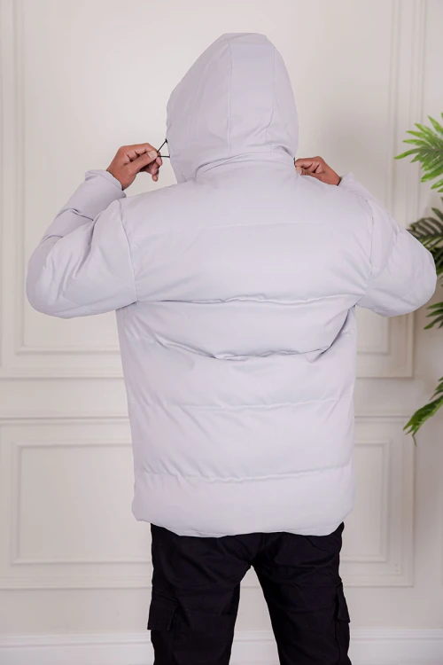 جاكيت رجالي شتوي منفوخ لون رمادي فاتح بقبعة رأس منفصلة قابلة للتركيب و أكمام طويلة و بجيوب وسحاب من الأمام