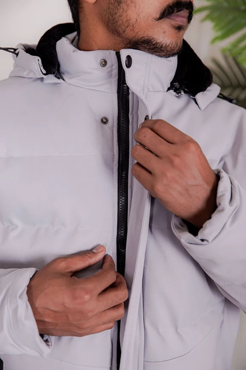 جاكيت رجالي شتوي منفوخ لون رمادي فاتح بقبعة رأس منفصلة قابلة للتركيب و أكمام طويلة و بجيوب وسحاب من الأمام