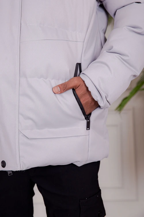 جاكيت رجالي شتوي منفوخ لون رمادي فاتح بقبعة رأس منفصلة قابلة للتركيب و أكمام طويلة و بجيوب وسحاب من الأمام