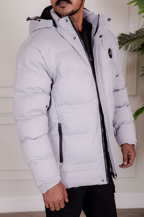 جاكيت رجالي شتوي منفوخ لون رمادي فاتح بقبعة رأس منفصلة قابلة للتركيب و أكمام طويلة و بجيوب وسحاب من الأمام