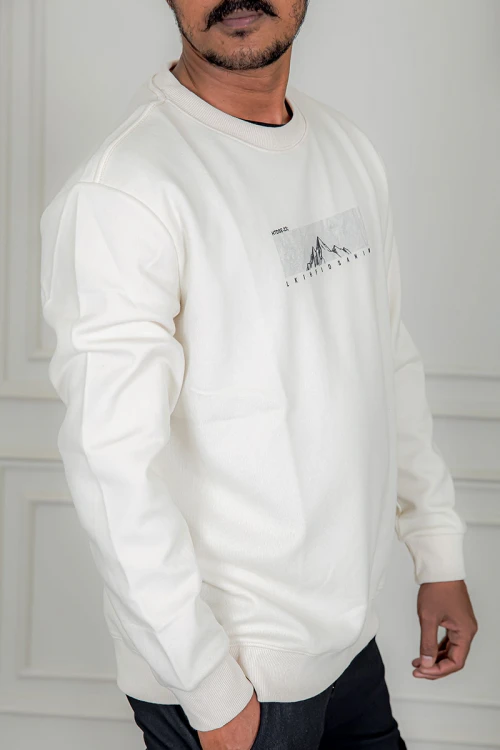 بلوفر رجالي شتوي بيج فاتح مزين بطبعات و كتابات و بأكمام طويلة