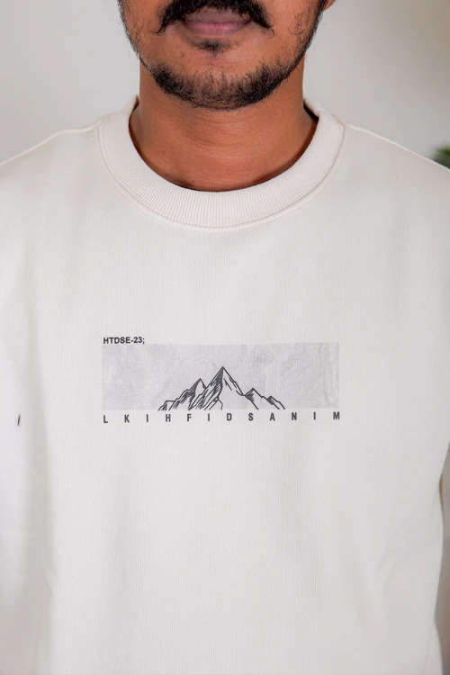 بلوفر رجالي شتوي بيج فاتح مزين بطبعات و كتابات و بأكمام طويلة