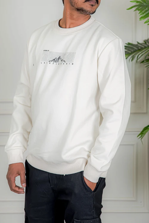 بلوفر رجالي شتوي بيج فاتح مزين بطبعات و كتابات و بأكمام طويلة