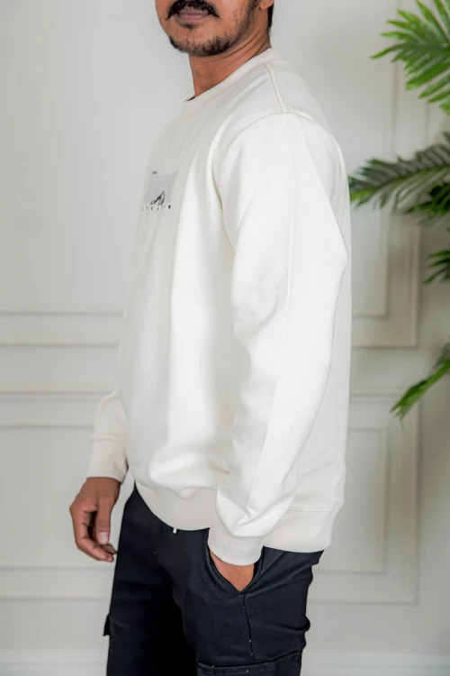 بلوفر رجالي شتوي بيج فاتح مزين بطبعات و كتابات و بأكمام طويلة