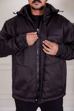 جاكيت رجالي شتوي منفوخ لون أسود بقبعة رأس منفصلة قابلة للتركيب و أكمام طويلة و بجيوب وسحاب من الأمام