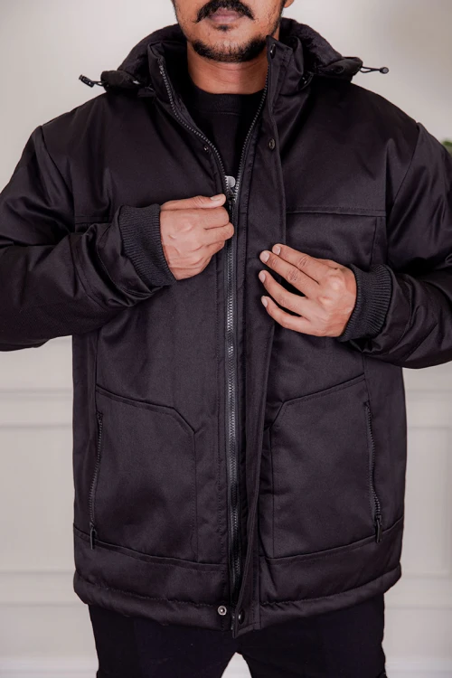 جاكيت رجالي شتوي منفوخ لون أسود بقبعة رأس منفصلة قابلة للتركيب و أكمام طويلة و بجيوب وسحاب من الأمام
