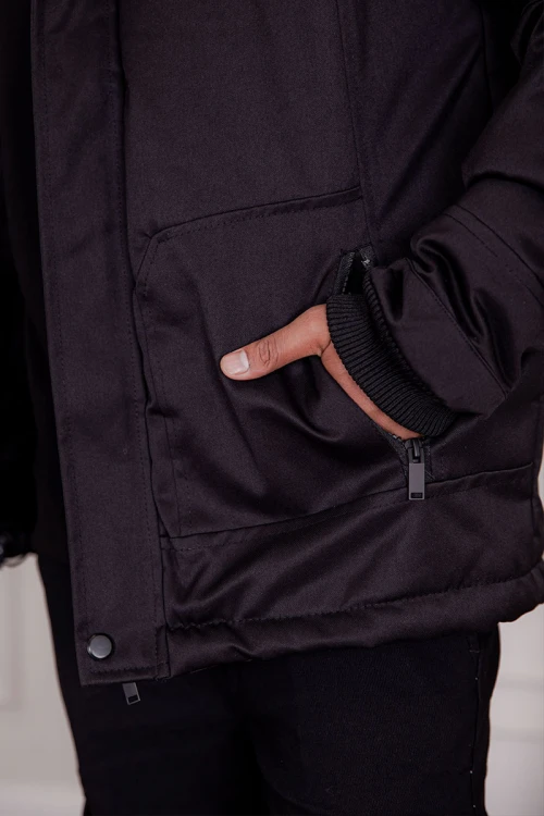 جاكيت رجالي شتوي منفوخ لون أسود بقبعة رأس منفصلة قابلة للتركيب و أكمام طويلة و بجيوب وسحاب من الأمام