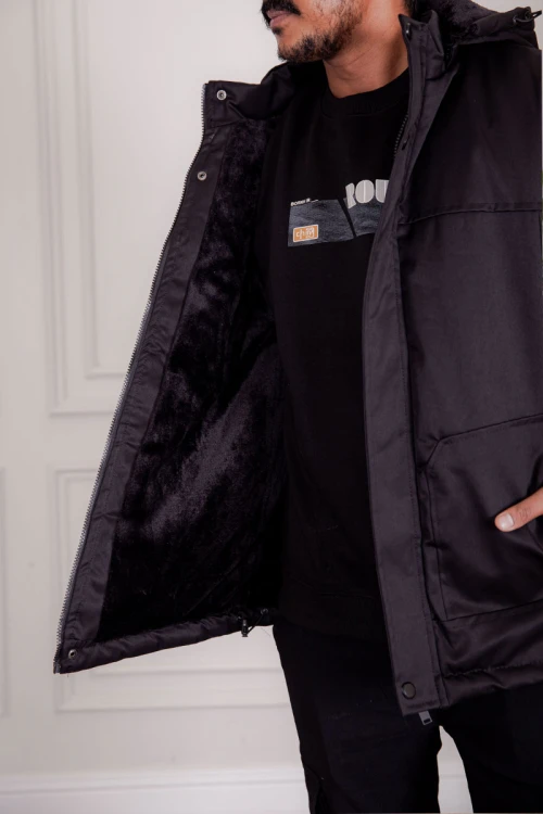 جاكيت رجالي شتوي منفوخ لون أسود بقبعة رأس منفصلة قابلة للتركيب و أكمام طويلة و بجيوب وسحاب من الأمام