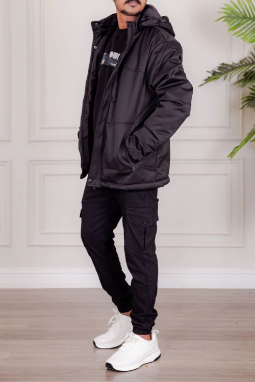 جاكيت رجالي شتوي منفوخ لون أسود بقبعة رأس منفصلة قابلة للتركيب و أكمام طويلة و بجيوب وسحاب من الأمام