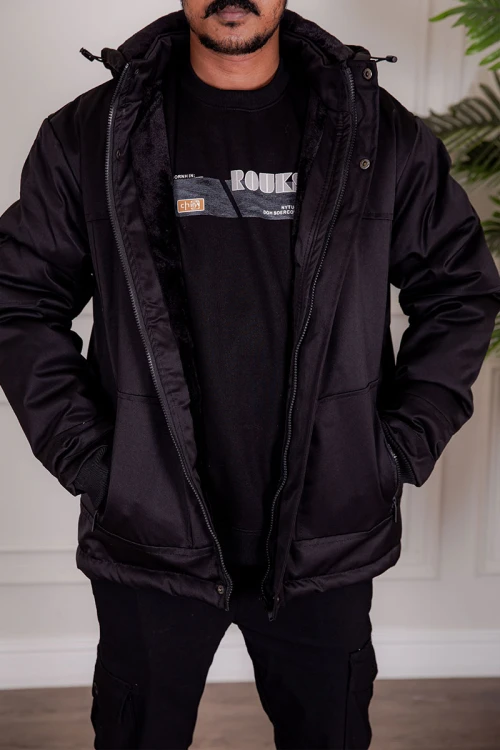 جاكيت رجالي شتوي منفوخ لون أسود بقبعة رأس منفصلة قابلة للتركيب و أكمام طويلة و بجيوب وسحاب من الأمام