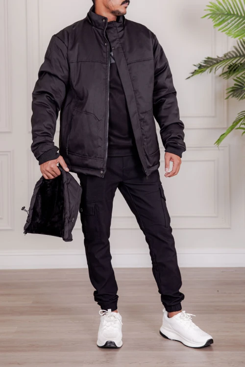 جاكيت رجالي شتوي منفوخ لون أسود بقبعة رأس منفصلة قابلة للتركيب و أكمام طويلة و بجيوب وسحاب من الأمام