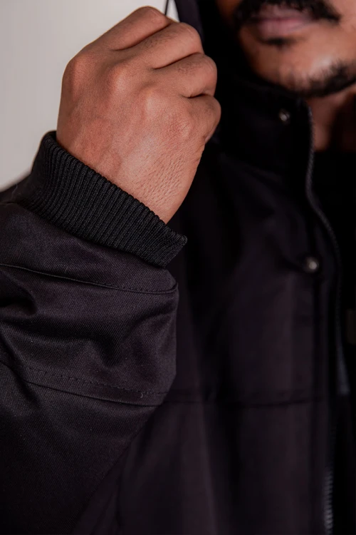 جاكيت رجالي شتوي منفوخ لون أسود بقبعة رأس منفصلة قابلة للتركيب و أكمام طويلة و بجيوب وسحاب من الأمام